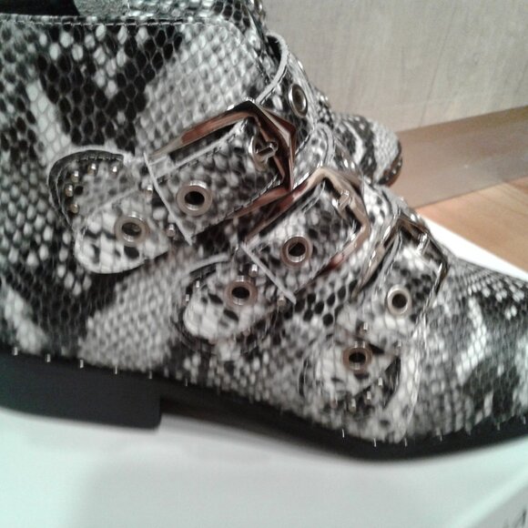 SOLSANA BOOTS BOOTIES WALKING SHOES FLATS WHITE SNAKE EMBOSSED LEATHER US 6 E 36 - Picture 3 of 14